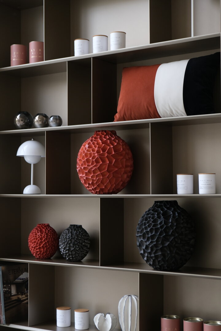 Акцентные вазы становятся визуальным центром интерьера, лаконичный декор деликатно завершает образ, превращая стеллаж в арт-инсталляцию