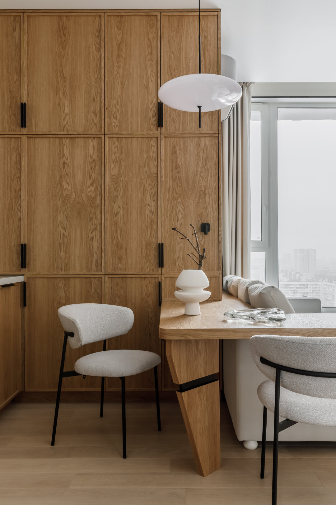 Направленное освещение в обеденной зоне создает обстановку, как в хорошем ресторане