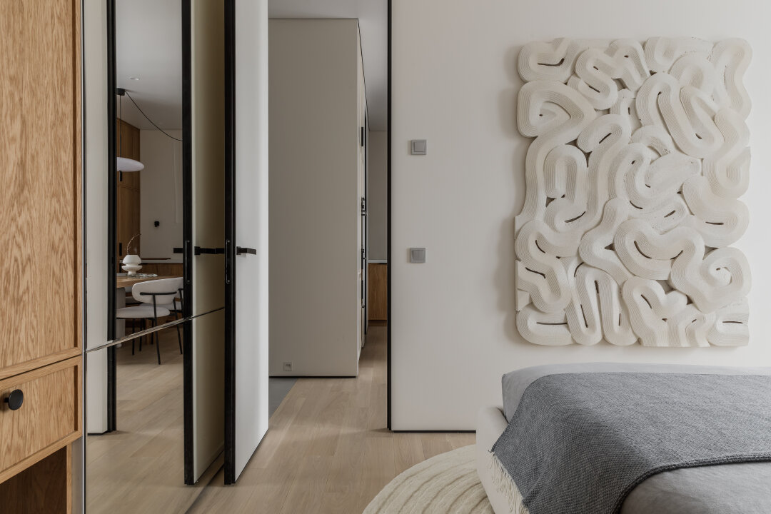 Акцентным элементом выступает легкое объемное панно ручной работы