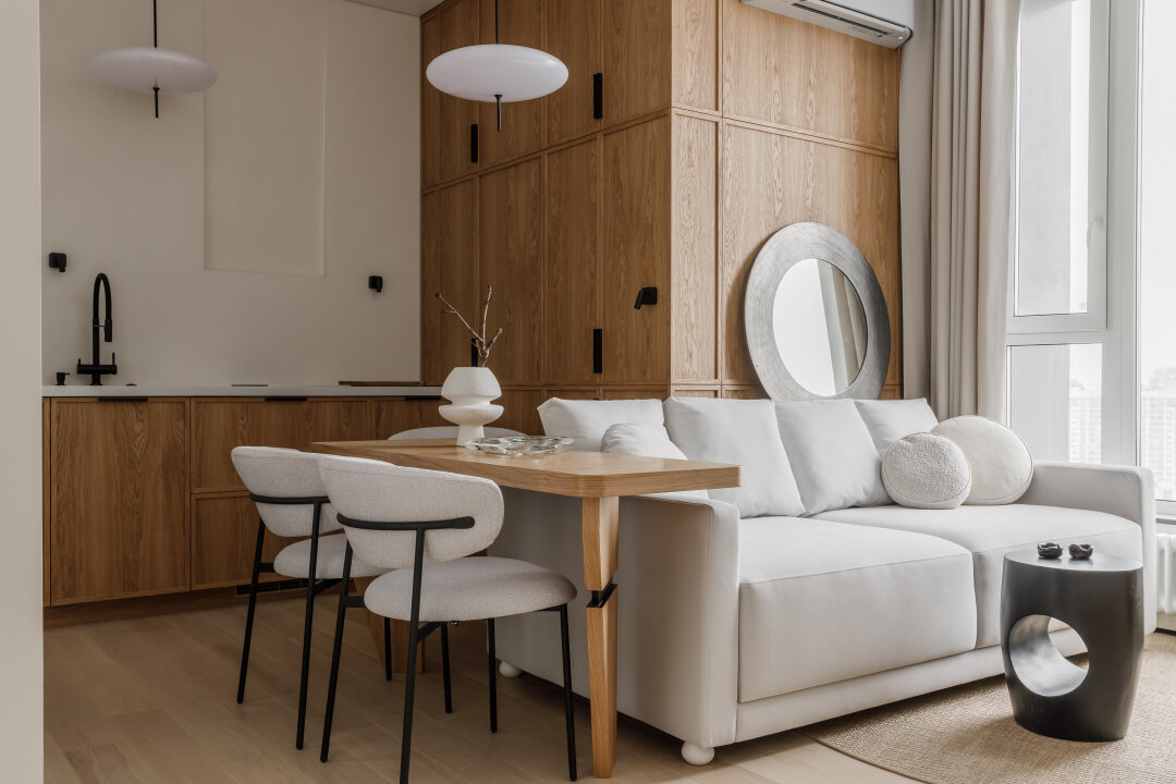 Мягкий диван в зоне гостиной — намеренное отступление от строгости японского стиля в пользу большего комфорта владельца