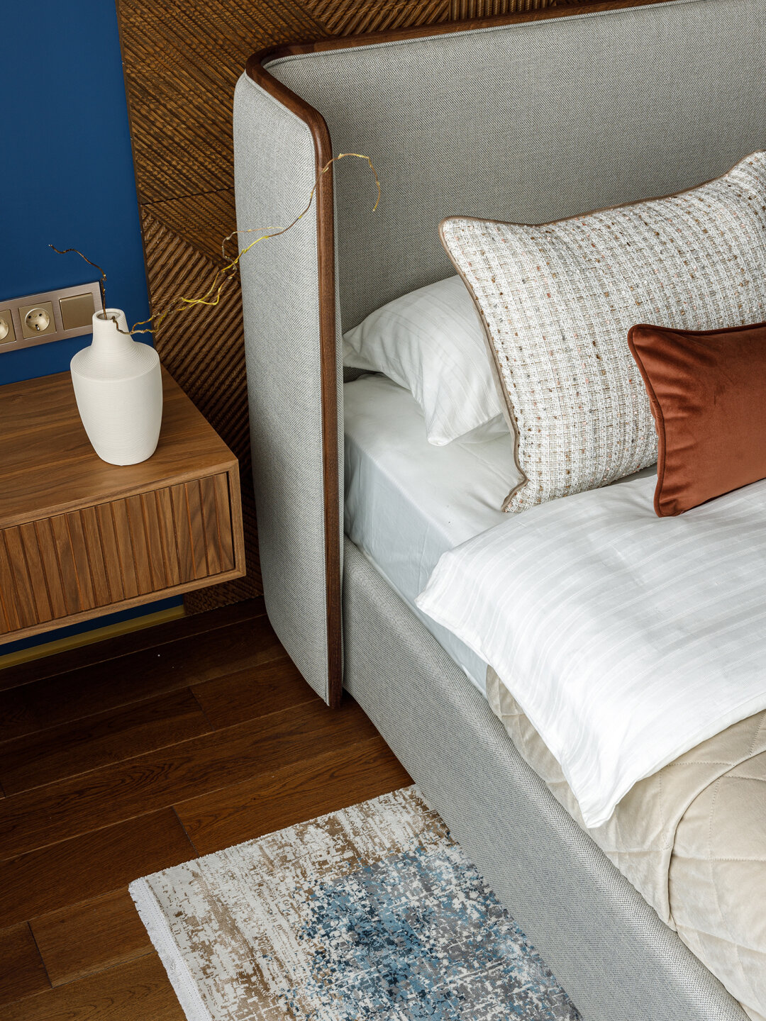 В спальнях использовали паркетную доску от «Паркеттим» и ковры от Kover.ru