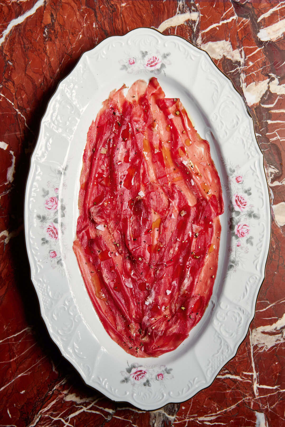 В московском Salone берите карпаччо ди манзо dry aged, но и в Петербурге шаркутери не уступает: прошутто, коппу, шпек и мортаделлу — забираем домой из