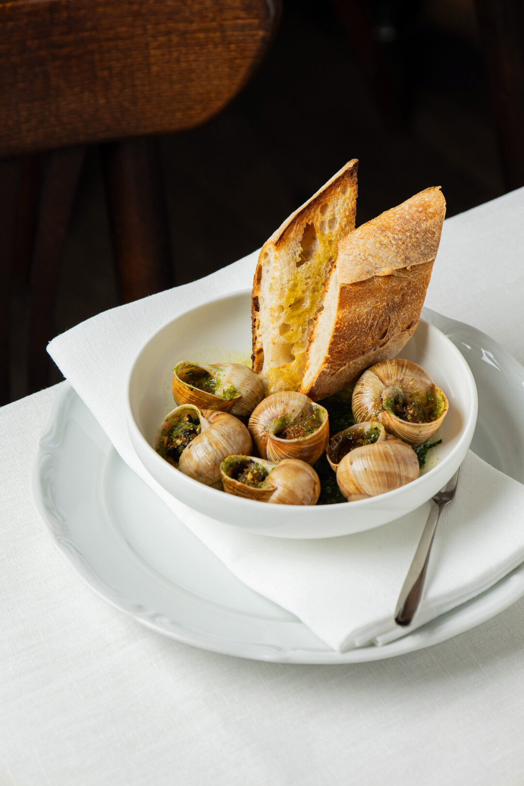 Улитки по-бургундски в баре «Медведь» можно смело брать в паре с легким коктейлем Kir Royal на игристом вине с оттенками черной смородины