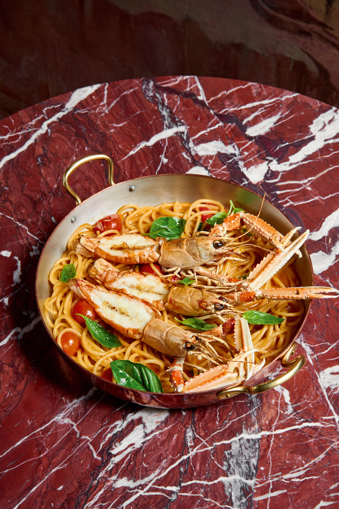 Спагетти алла бузара с лангустинами в Salone pasta & bar как идеальный сеттинг романтического свидания