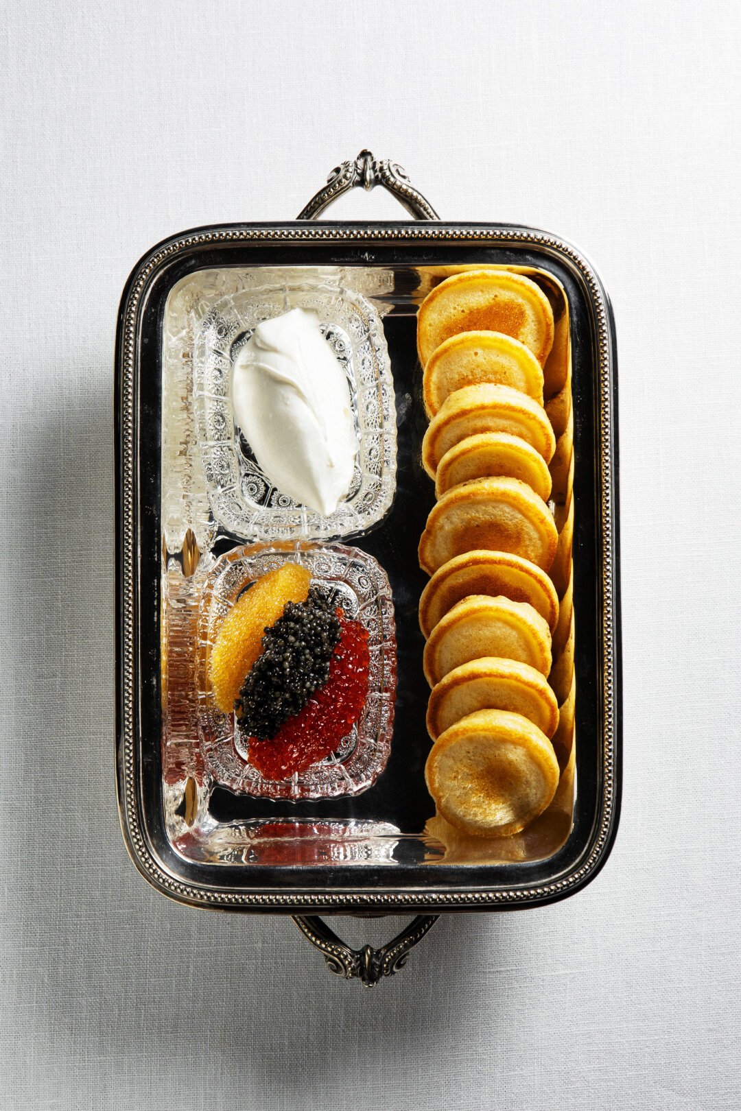 Сет из забойной черной, красной и щучьей икры в «Медведе» подают с оладьями и блинами, как рекомендовала Елена Молоховец