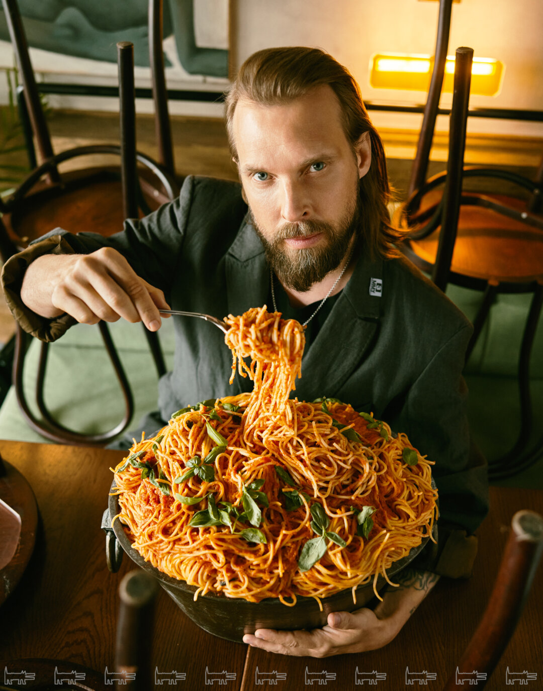 В былые времена Михаил Соколов мог приготовить пасту на весь итальянский монастырь Пиджак MAISON MIHARA YASUHIRO, топ BORIS BIDJAN SABERI (все – Pif