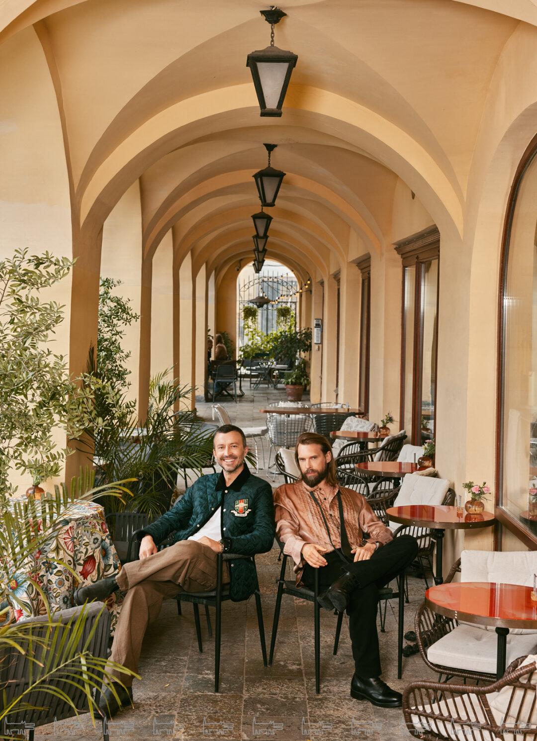 На Тимуре (слева): куртка GUCCI, футболка BALENCIAGA, брюки DOUBLET, обувь BLUNDSTONE (все — Pif Paf Supershop) На Михаиле (справа): рубашка ZIGGY