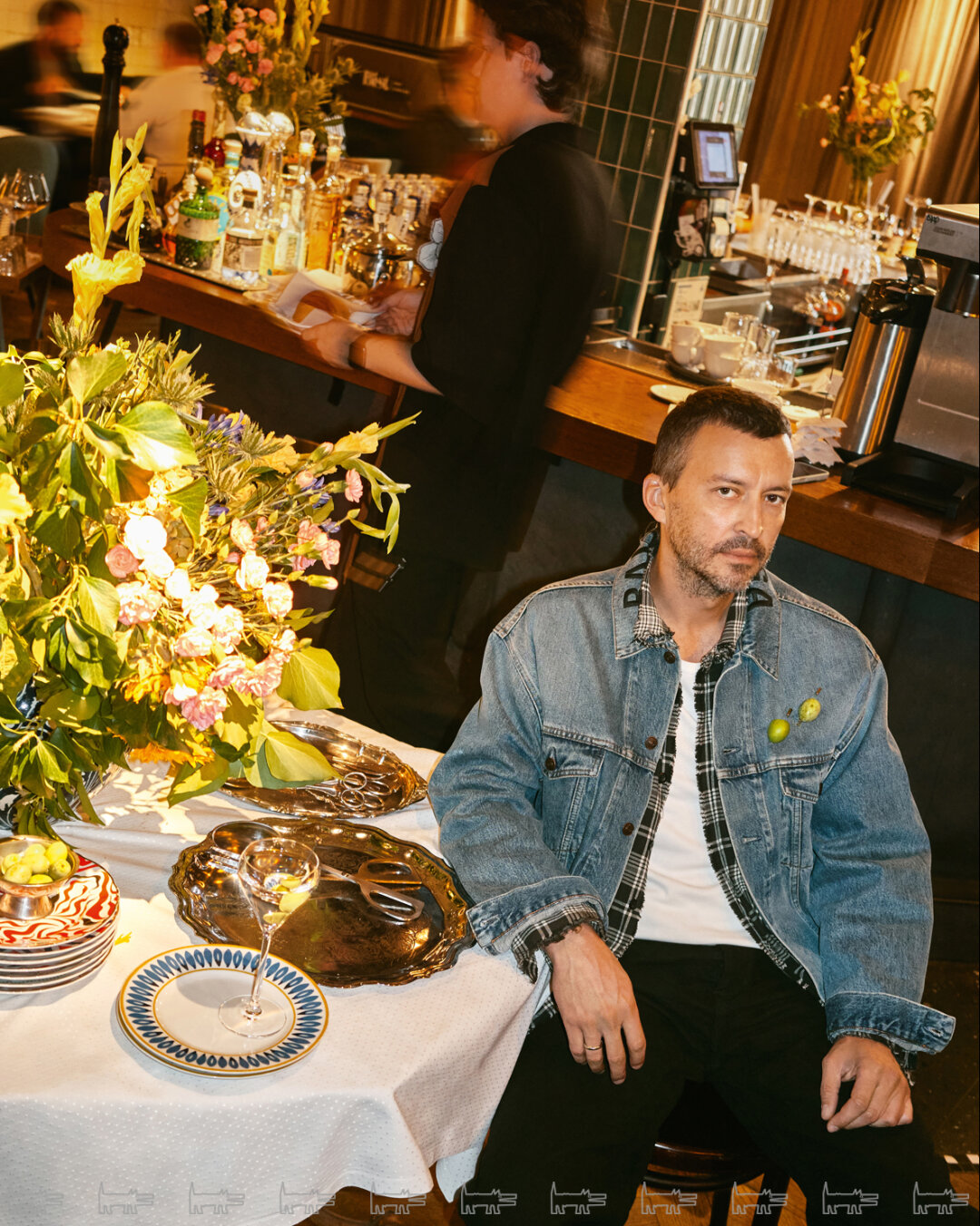 Ресторатора Тимура Дмитриева вместе с витражами, украшающими Bist, требуем в итальянский сезон «Белого лотоса» Куртка GUCCI, футболка BALENCIAGA