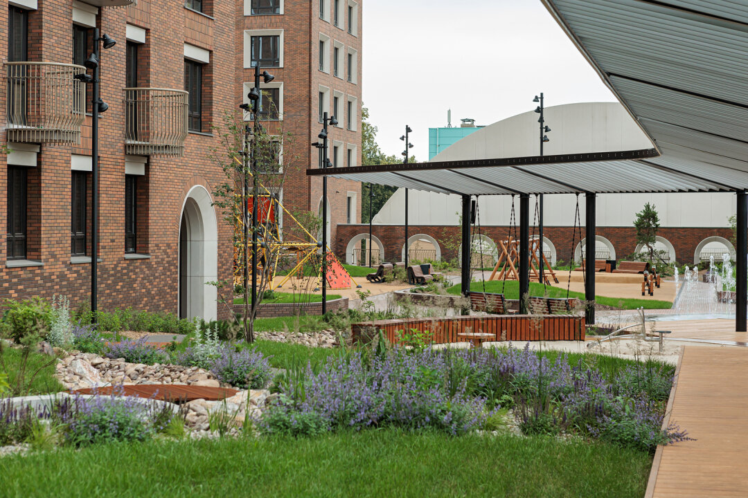 Для детей в «Зорге.Премьер» предусмотрены две игровые площадки, батут, альпинарий. Атмосферу приключений создадут сад камней, сухой ручей и