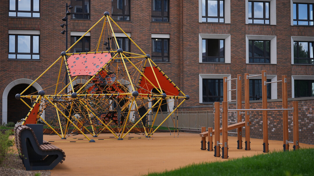 Закрытая от посторонних территория оснащена камерами наблюдения, а собственный пункт охраны 24/7 обеспечивает порядок