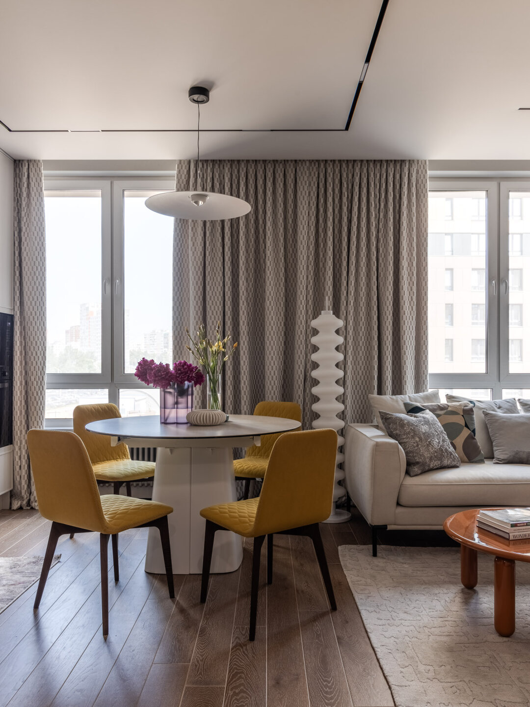 Текстильным оформлением проекта занималась компания «Амбиент», инженерная доска Finex – от Areta Design