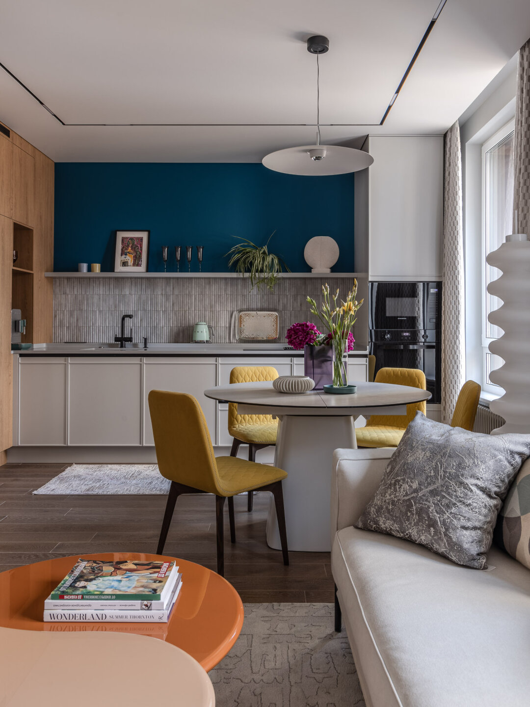 Гарнитур и корпусная мебель – от Betto Bardi, кухонная техника – салон «Техноdea», столовую группу, поднос и вазу Kartell выбрали в салоне «Дизайн