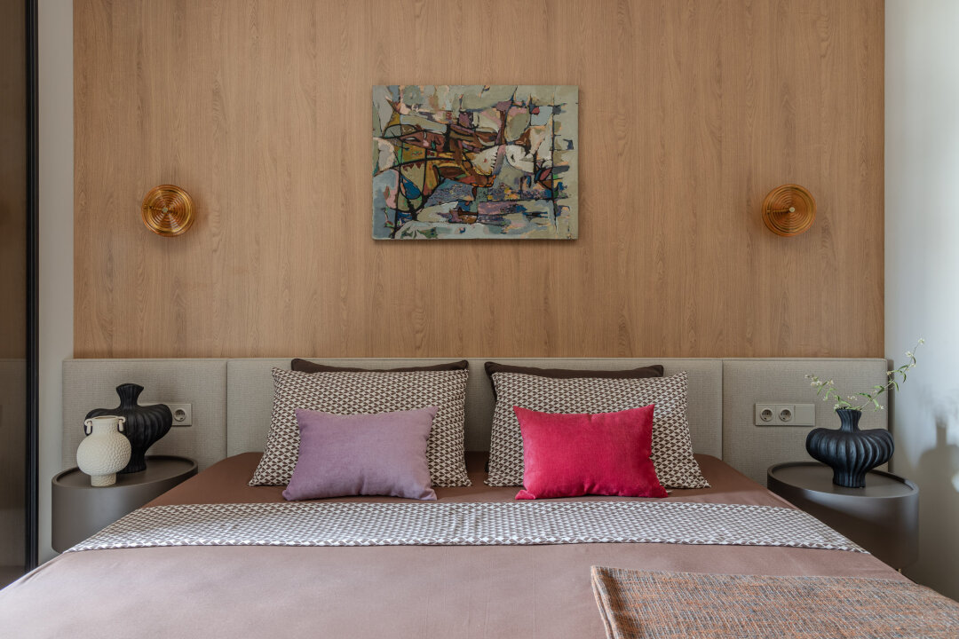 Кровать и тумбочки в мастер-спальне – от «Дизайн Интерьер»