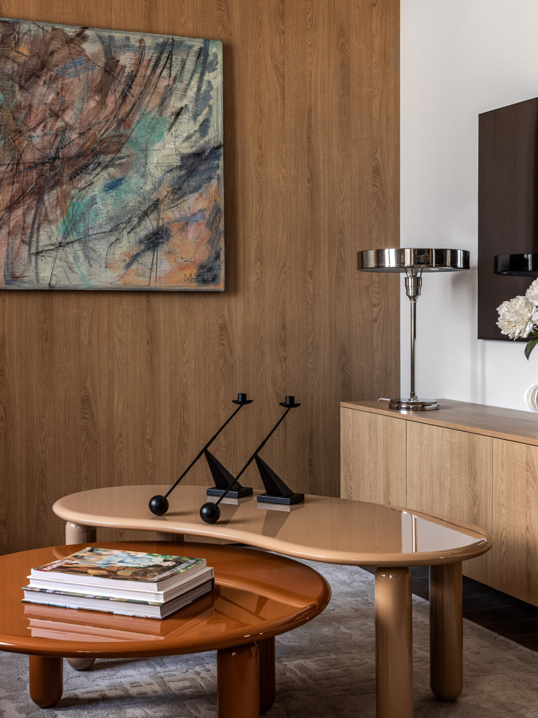 В зоне гостиной разместили журнальные столики Kartell от Aran Cucine