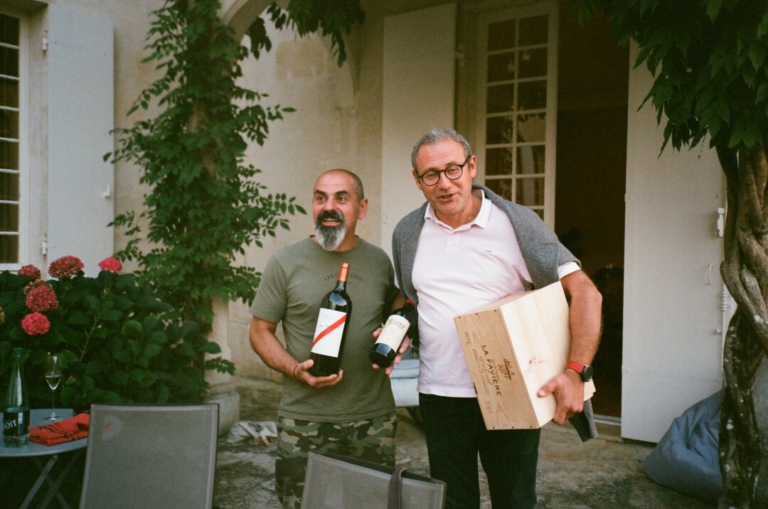 Арам после сбора урожая с виноделом Стасом Зингеренко, в хозяйстве Chateau La Faviere, с хитом Probka — магнумом авторского бордо в руках