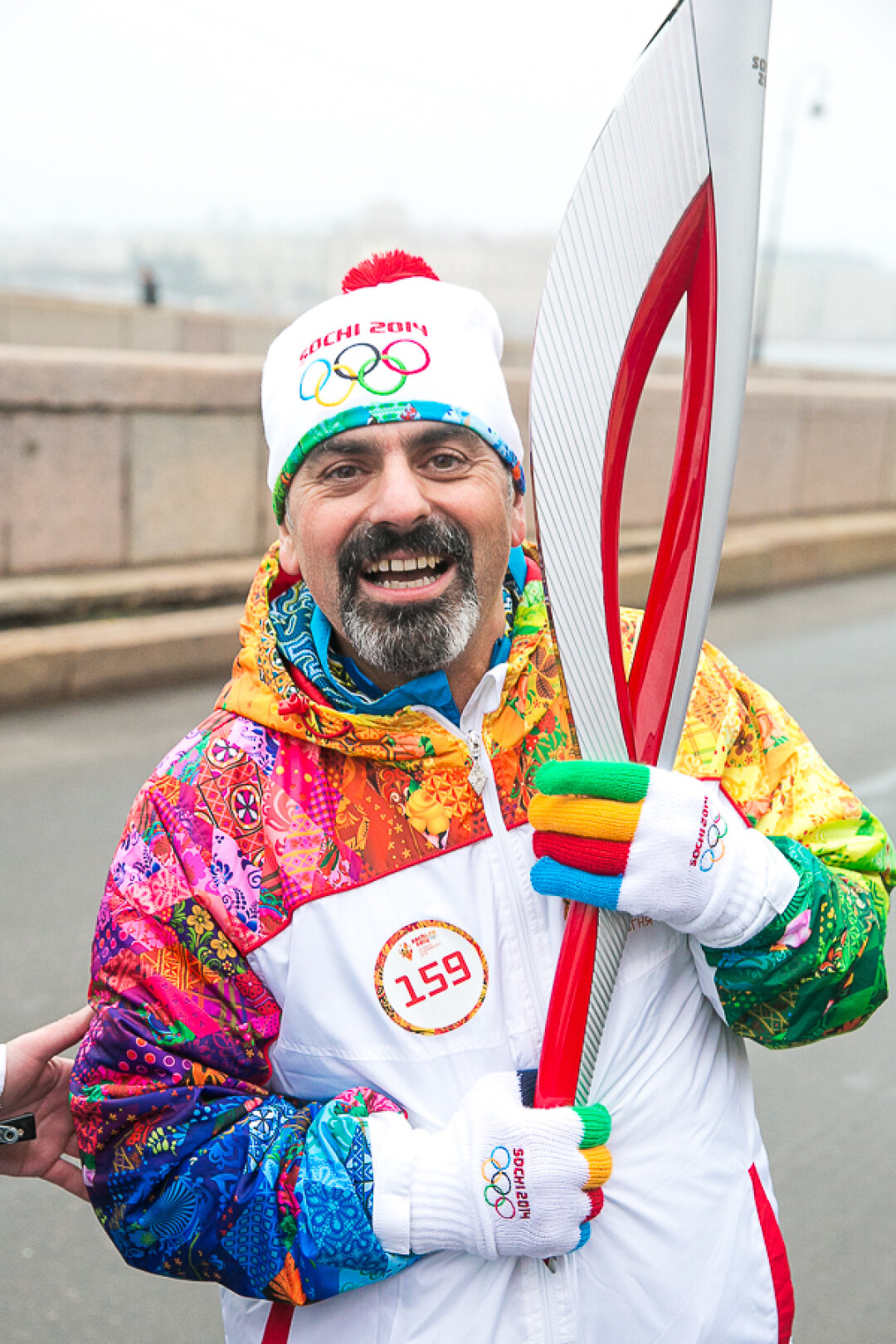 Эстафета Олимпийского огня Олимпиады 2014 в Сочи прибыла в Санкт-Петербург — факелоносец Арам бежал свою стометровку по Дворцовой набережной. Сейчас