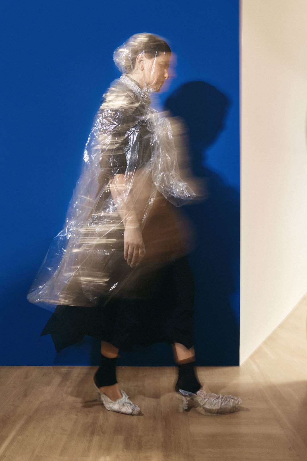 Прозрачная накидка-дождевик из полиэтилена – современная альтернатива наряда из старинной сказки, в которой умная девушка, обернувшись сетью, пришла к