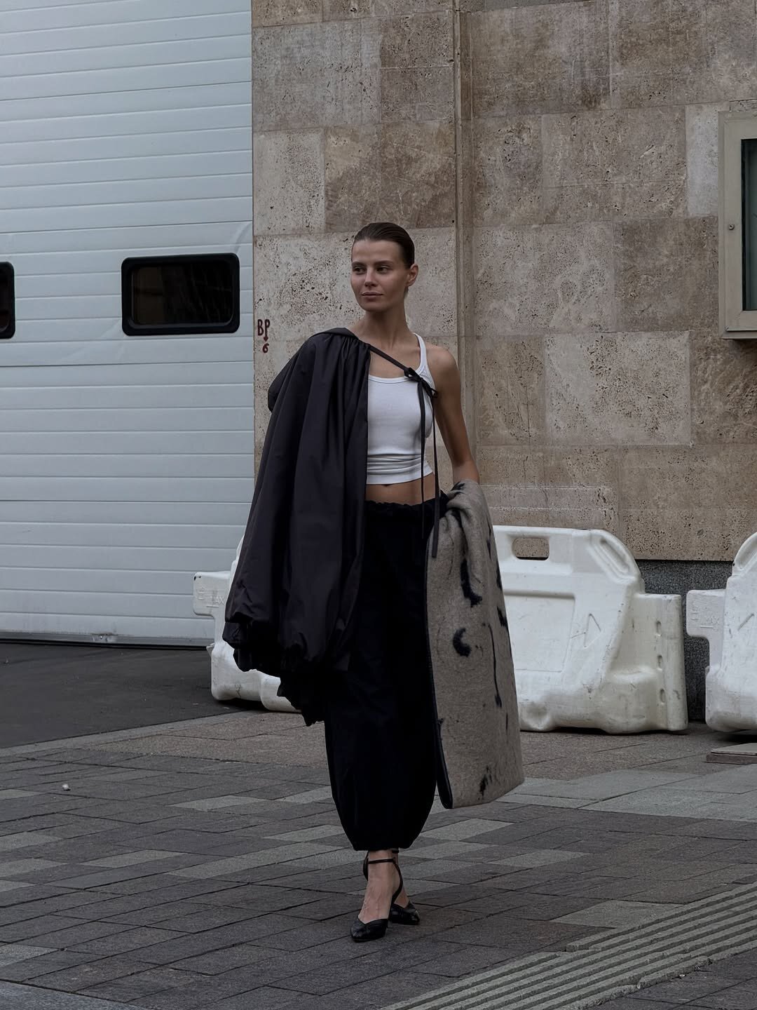 Тем временем Анна Слоникова наглядно показывает, как носить кейп на примере любимой накидки Cloche Шахри Амирхановой — с брюками-алладинами и могучим