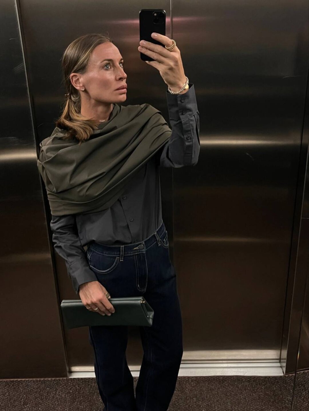 Фотограф Анастасия Рябцова дополняет кейпом Agreeg (из собственной коллаборации с брендом!) нормисный офискорный лук