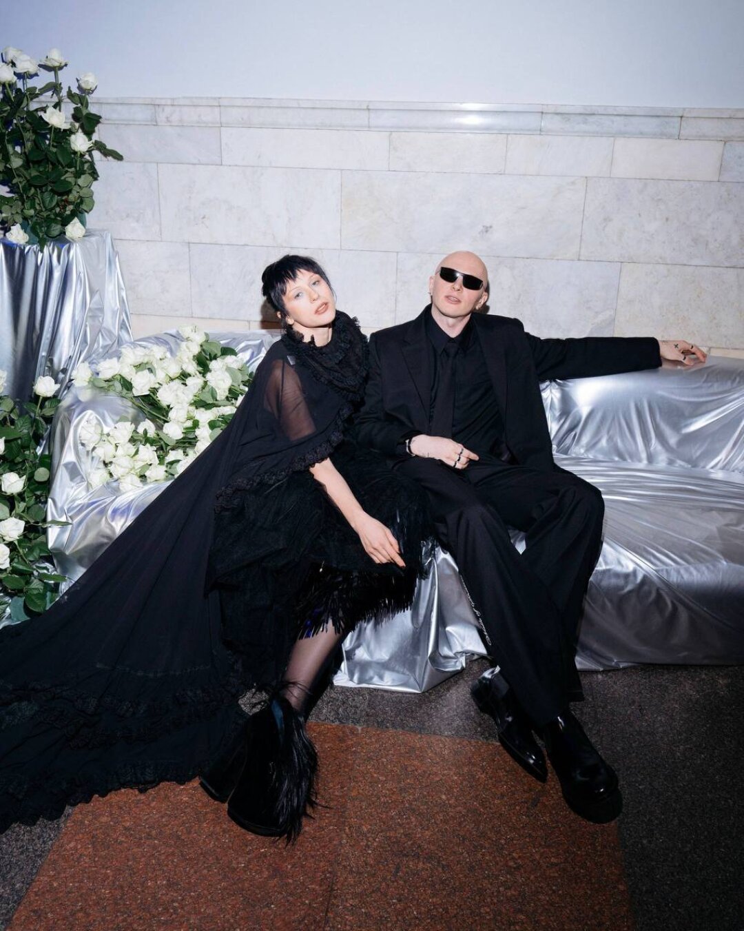 Lля Кати IOWA cтилисты Вова Кравченко и Кирилл Павлов нашли архивный кейп Dolce & Gabbana 2005 года на Avito (забирали у буржуазной леди с Ордынки