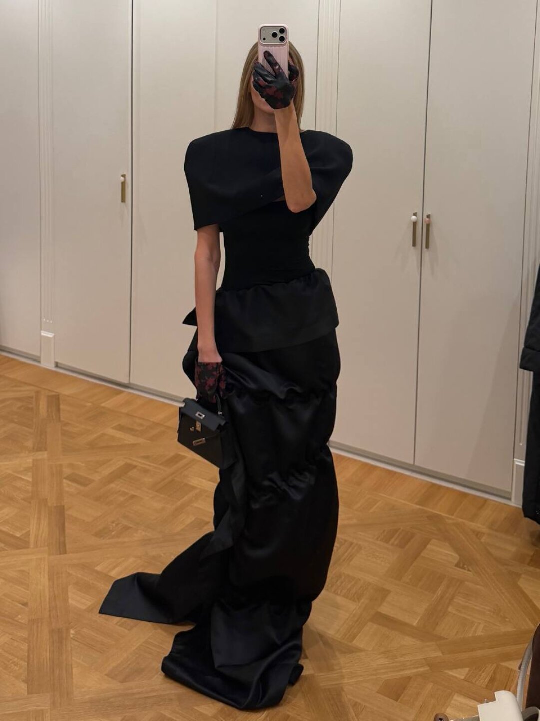 Лук фэшн-инфлюэнсера Полины Зеленовой на 7-ую свадьбу Марии Миногаровой: авангардные драпировки Ushatava + готический кейп Parit