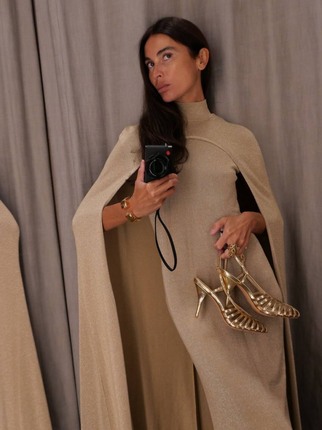 Праздничное комбо от минимал-дивы Оксаны Рим: сверкающее платье-кейп + золотистые слингбэки Lime