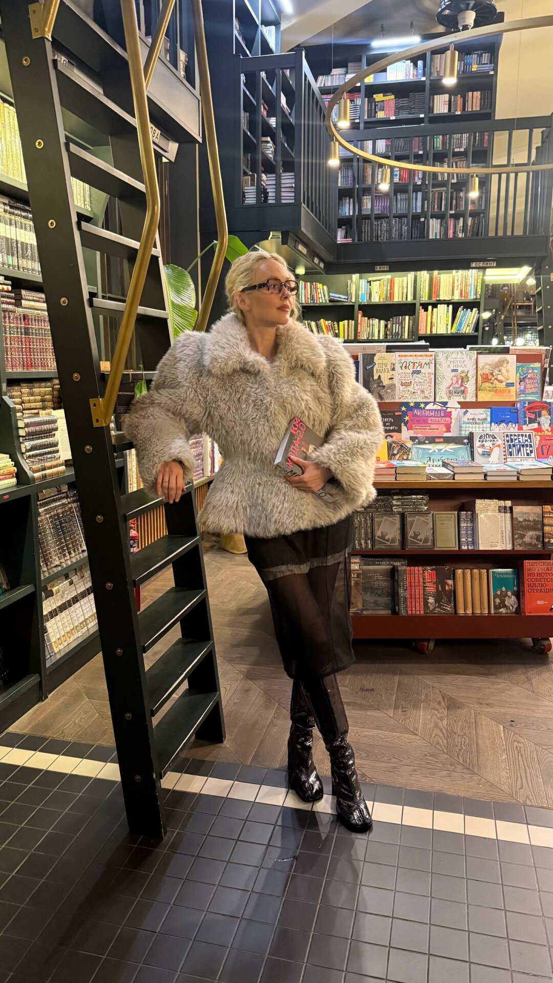 Идеолог KM20 Ольга Карпуть Разглядываем лук Ольги (с вайбом мема «по русскому — два! по литературе — два!») из платья Dilara Findikoglu, сверкающих