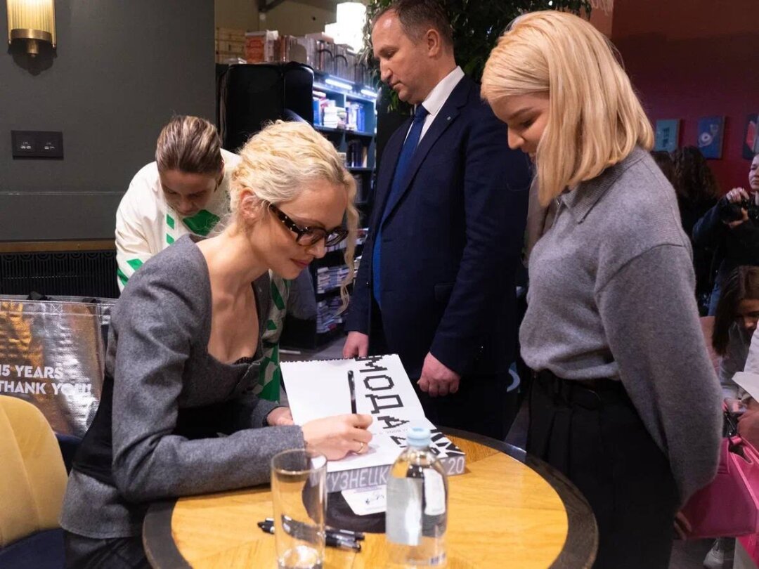 Автограф-сессия Ольги Карпуть в «Подписных изданиях»