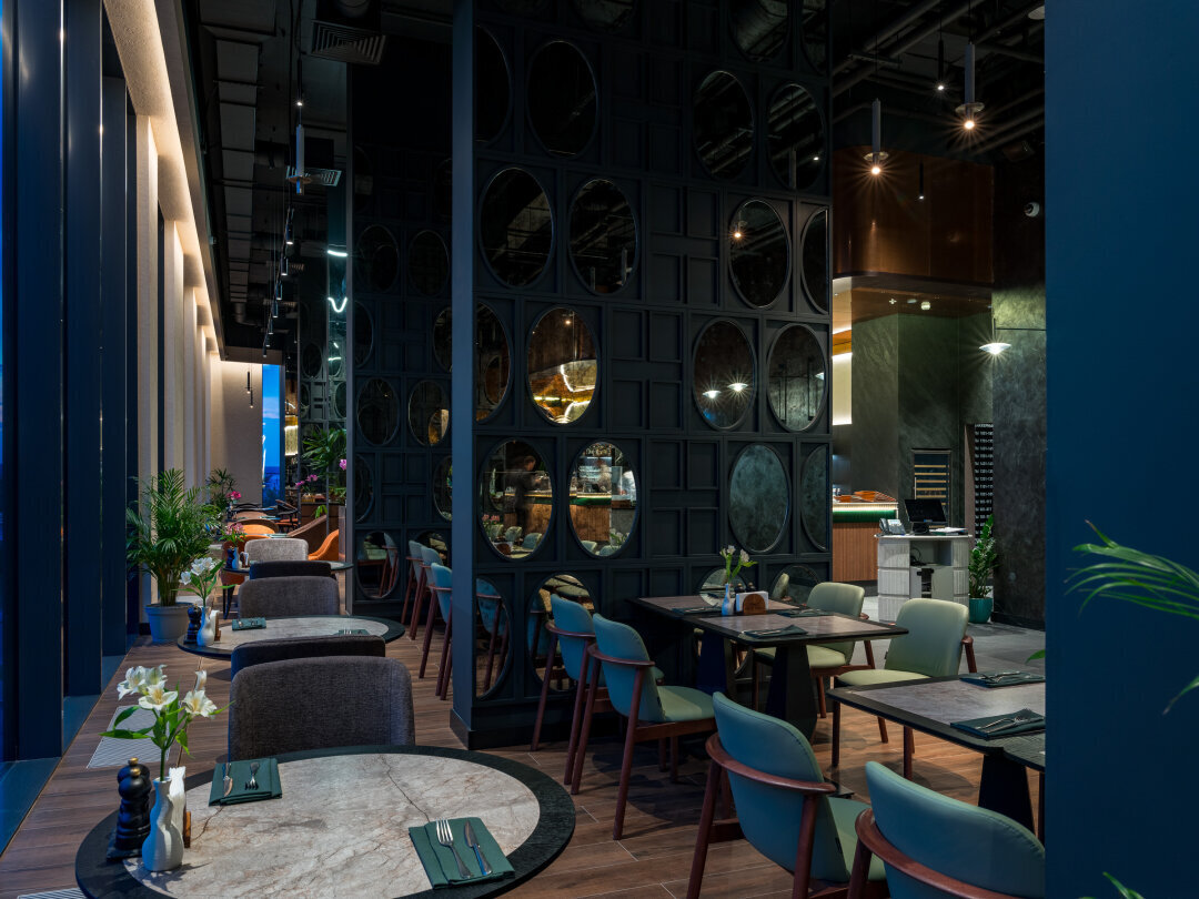 Ресторан Stoke на третьем этаже отеля Radisson Hotel Perm