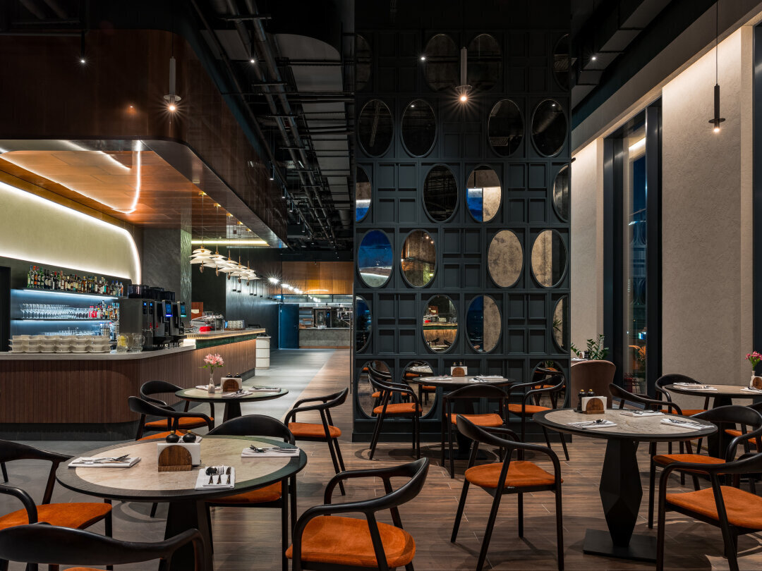 Ресторан Stoke на третьем этаже отеля Radisson Hotel Perm