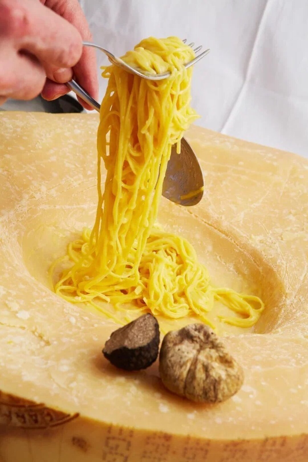 Тальолини с трюфелем в голове сыра пармиджано реджано