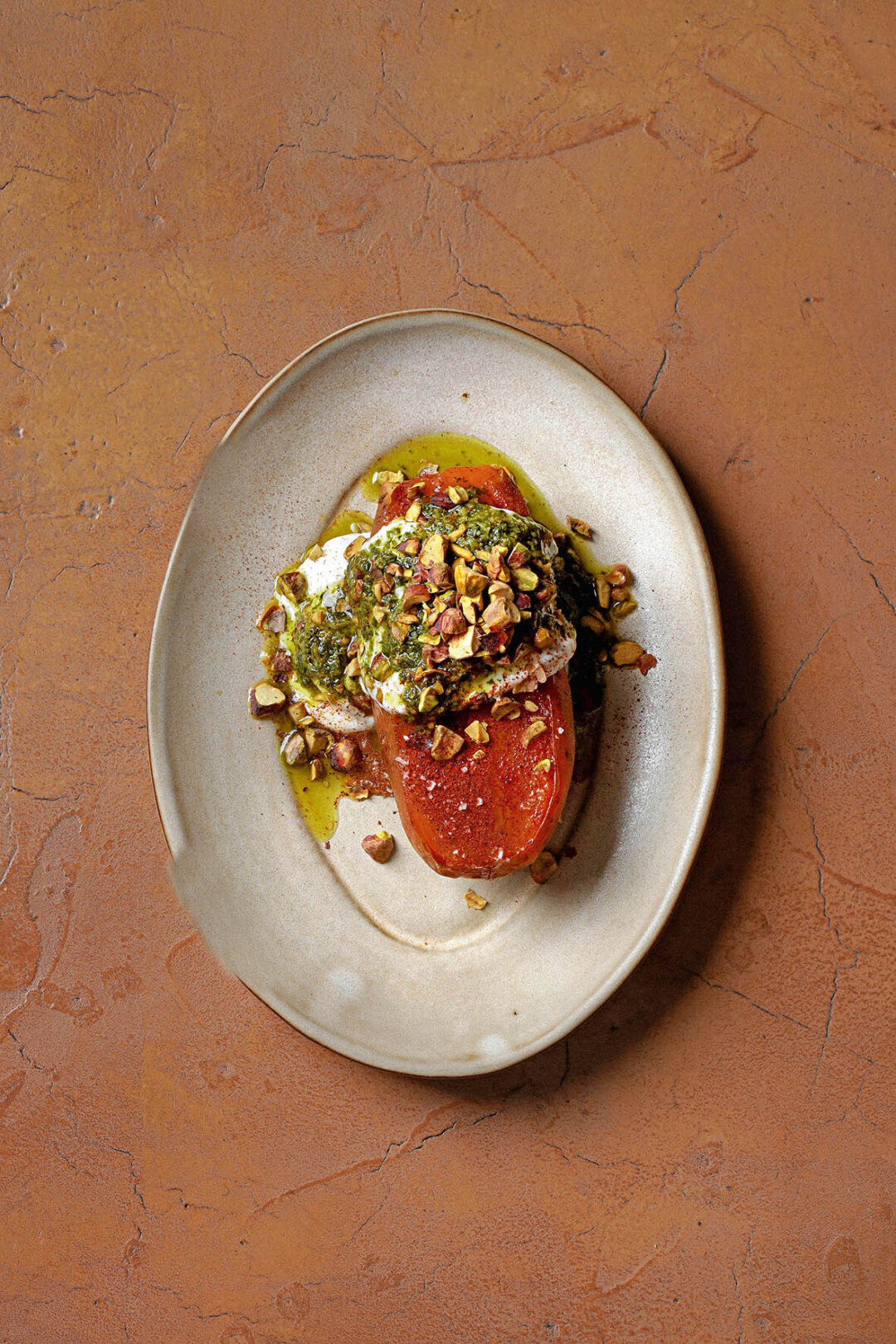 Запеченный батат с апельсиновым глейзом и соусом херб