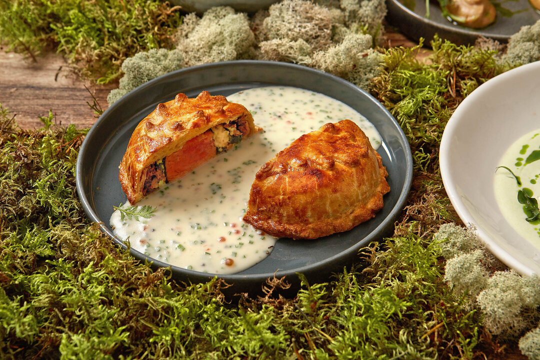 Кулебяка с палтусом и лососем с икорным соусом