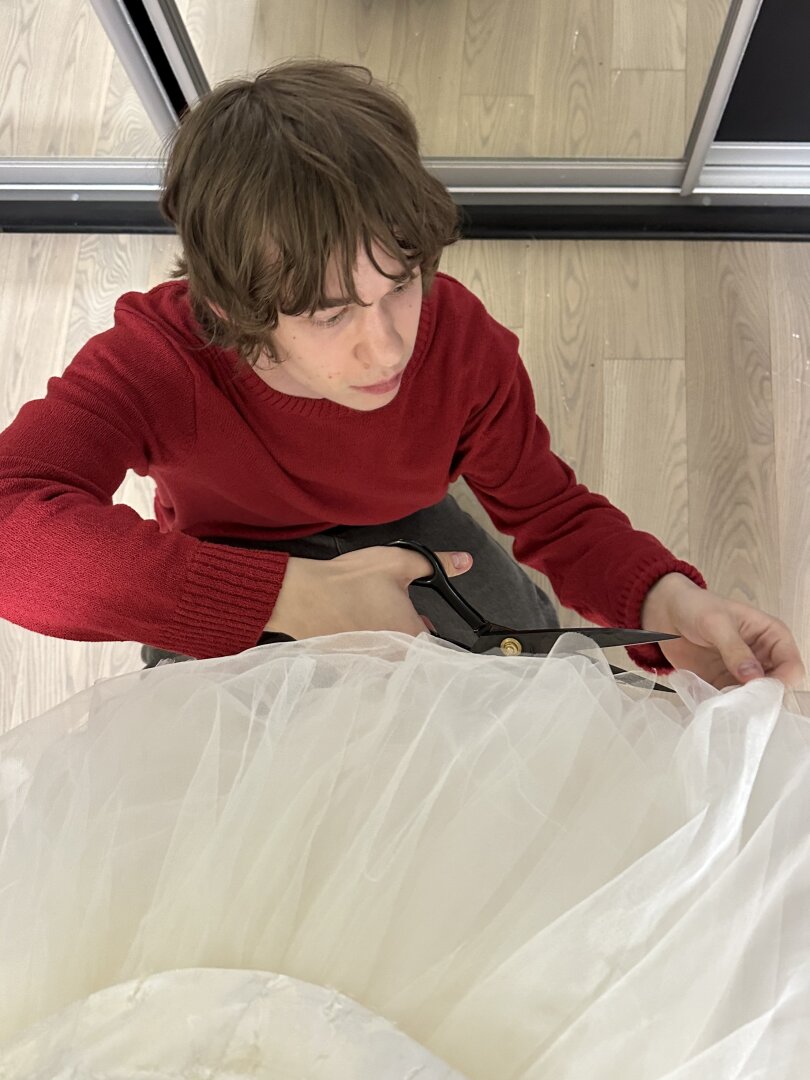 Фэшн-авангардист Дмитрий Кузнецов трудится над пошивом свадебного платья Авдотьи