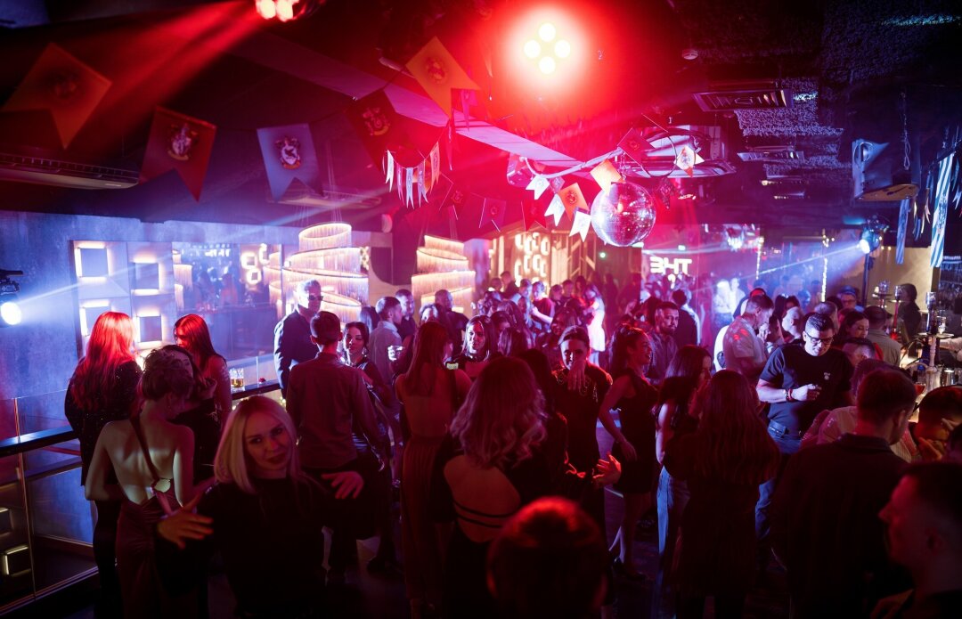 Вечеринка в клубном ресторане The Bar