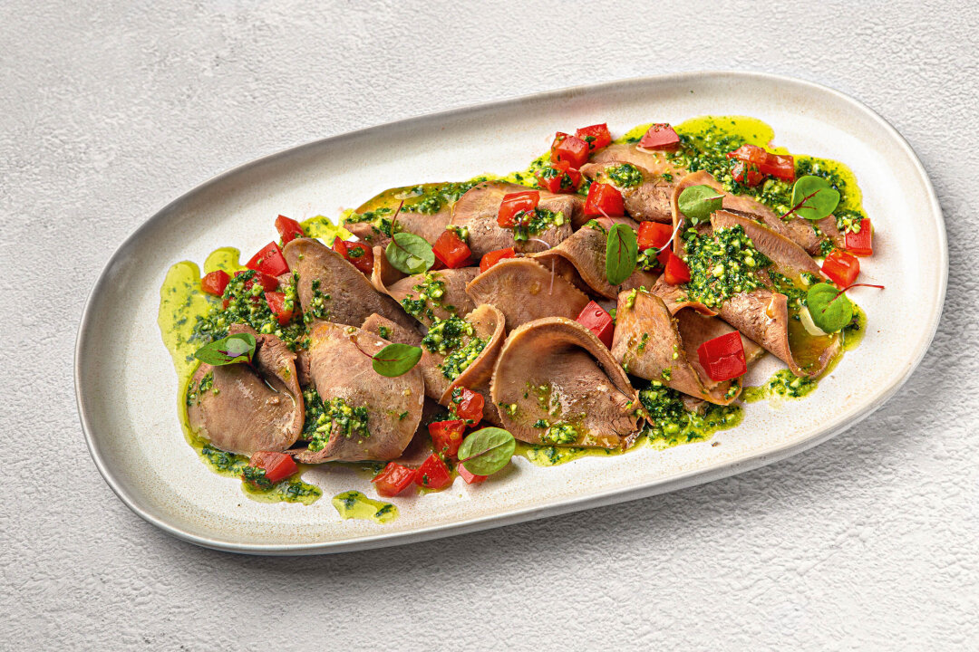 Говяжий язык с помидорами и соусом песто