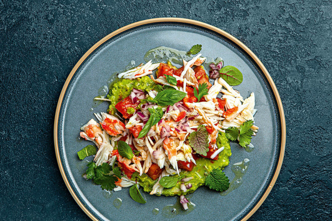 Салат с томатами, крабом и дрессингом цитронет