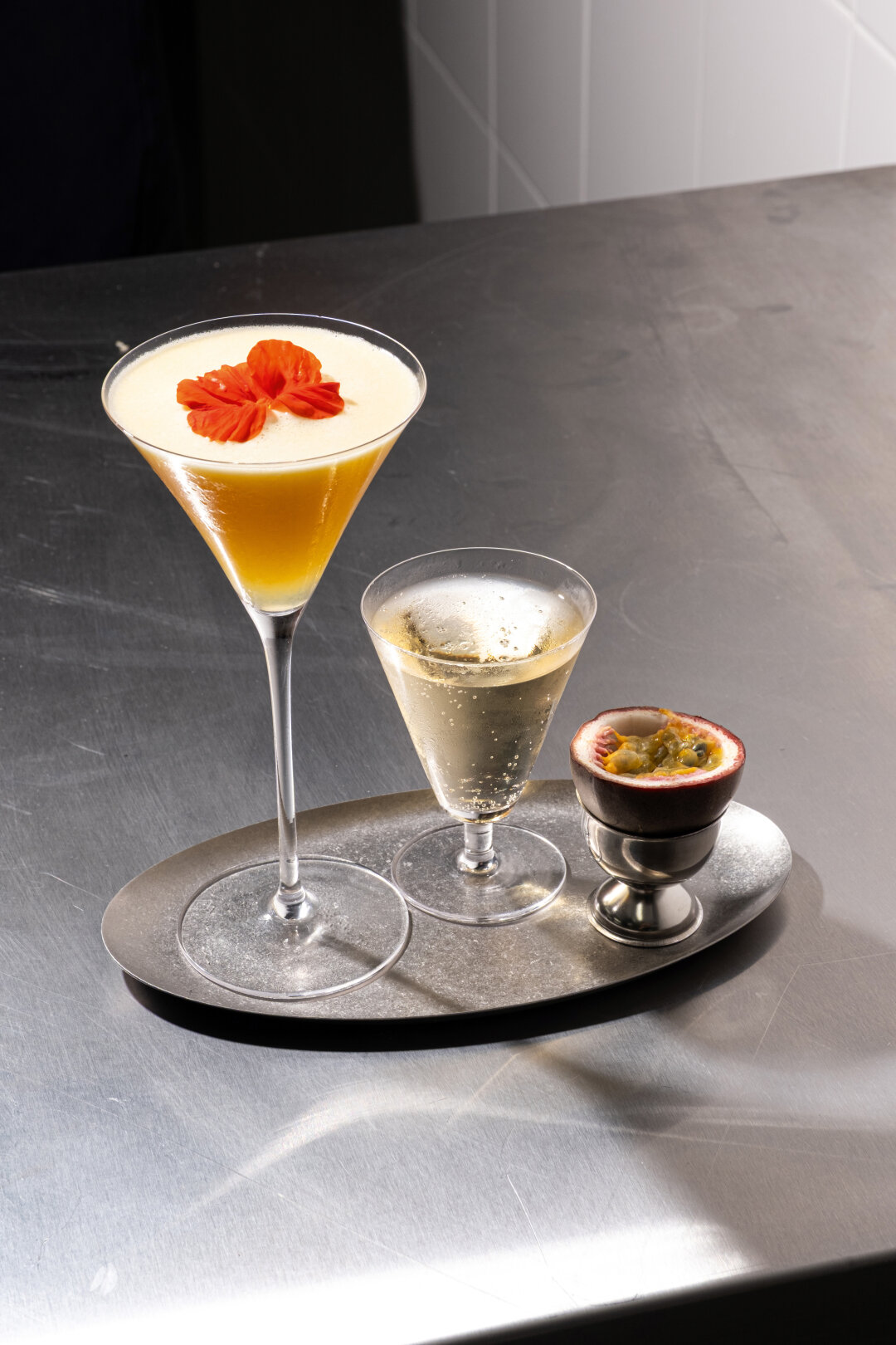 Всё по классической схеме Pornstar Martini: коктейль с ванилью и маракуйей плюс шот игристого плюс половина фрукта на закуску