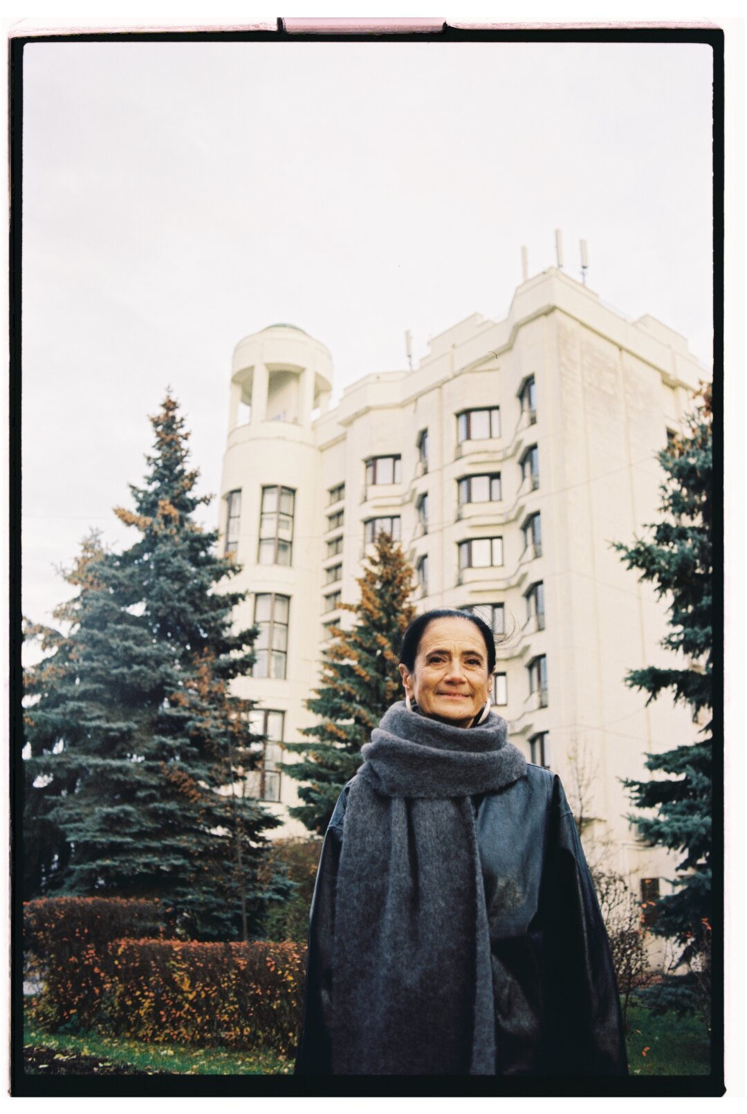 Бомбер и юбка LA PISCINE, топ MAX MARA, шарф MARNI, серьги VieN (все – MILOSTORE), ботинкиASH (Sunduk Vintage Resale)