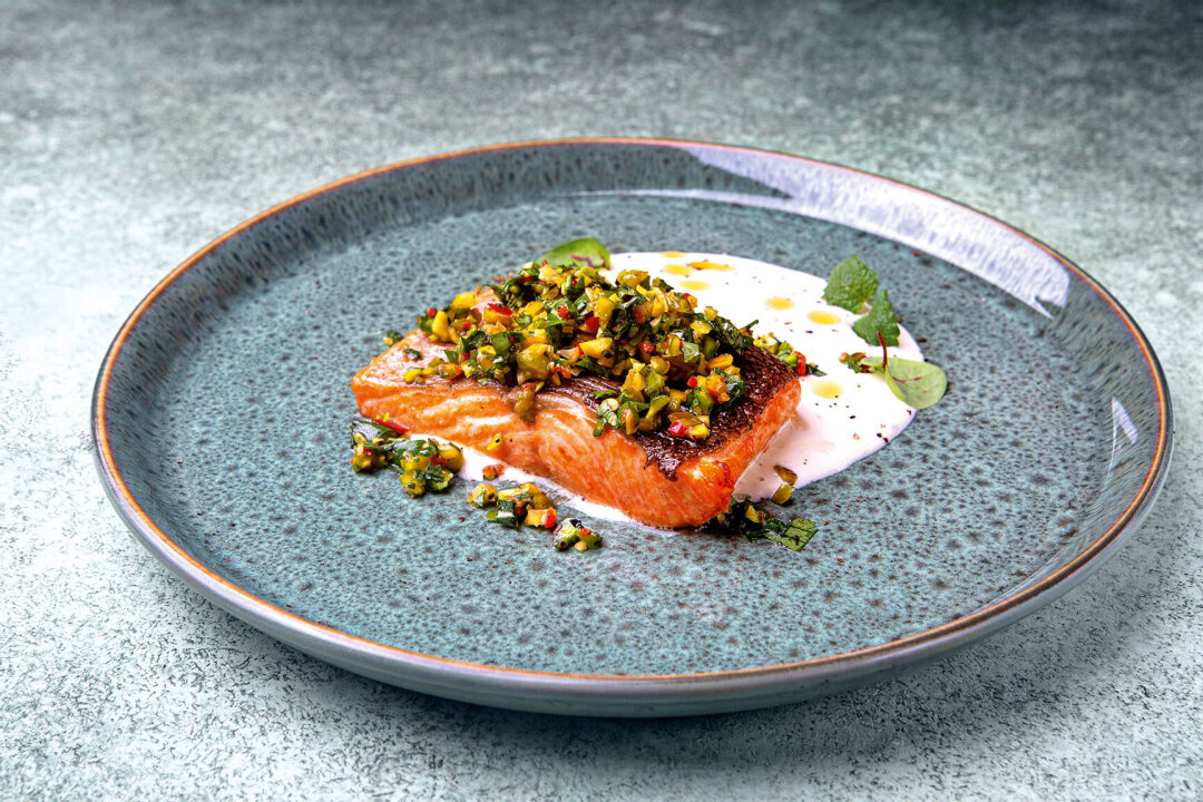 Запеченная форель с сальсой из фисташек