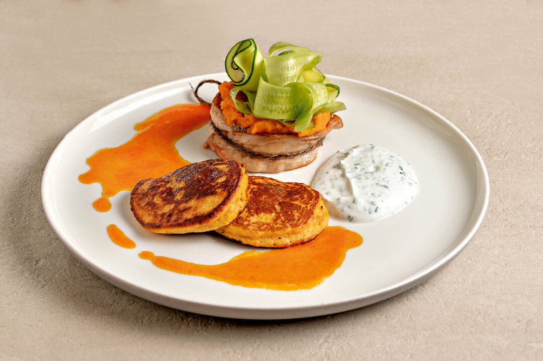 Кролик с оладьями из батата и греческим йогуртом