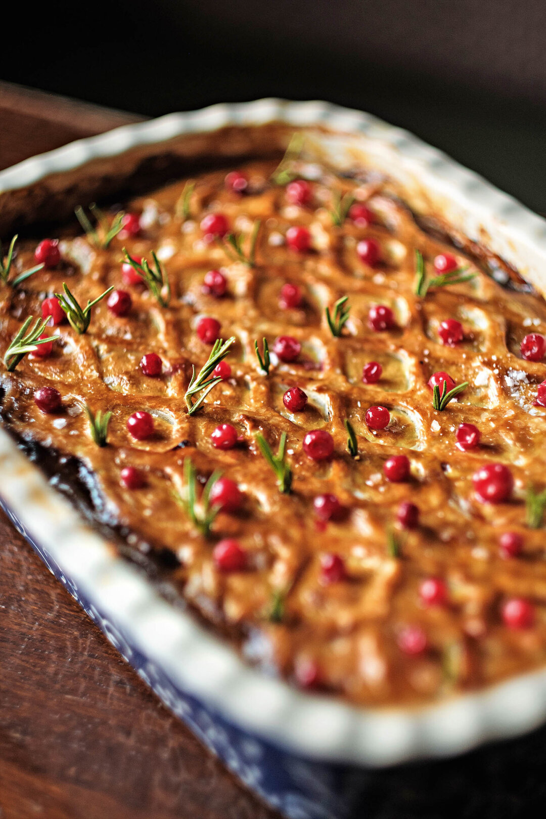 Рождественский пирог с индейкой, темным пивом и картофельным пюре