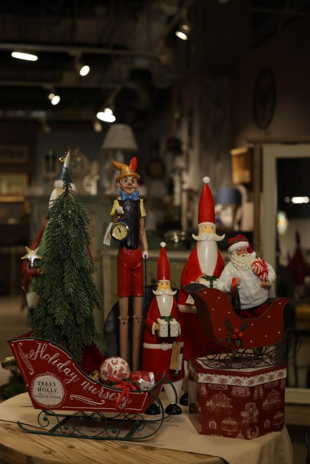 Декор из Италии, Германии, Бельгии и Нидерландов: сани Holiday, 8100 рублей; елочный шар, 400 рублей; Пиноккио с часами, 12 900 рублей; Санта, 7980