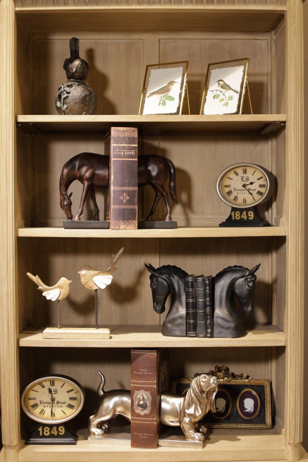 Декор и подарки из Франции и Бельгии: рамки «Птички», 7900 рублей за 2 шт.; держатель для книг «Лошадь», 7900 рублей; настрольные часы «Станция