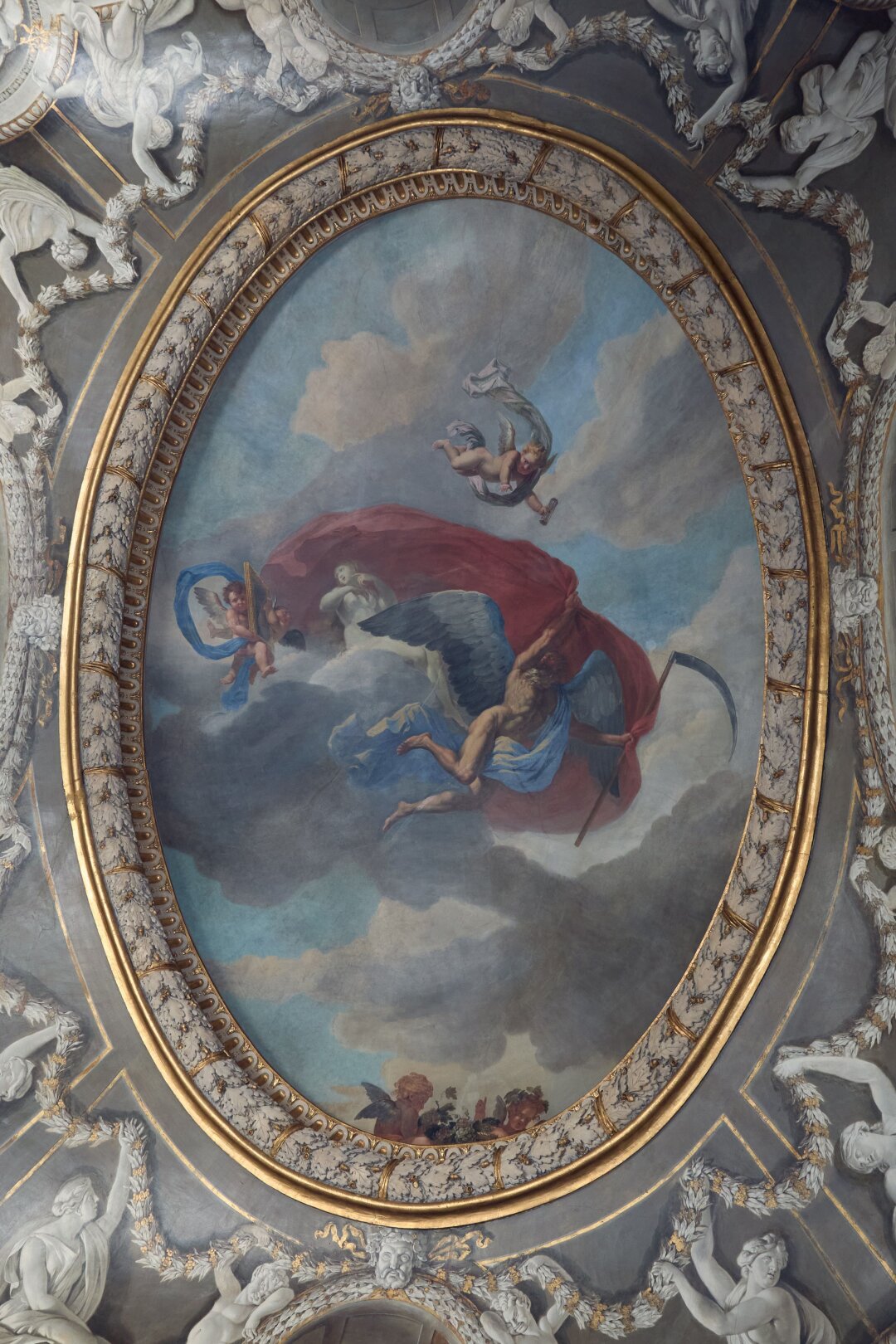 Все внимание на литературоцентричную арт + фэшн локацию лукбука: в помпезном Отель-де-Лозен эры Людовика XIV aka короля-солнце жили драматург Теофиль