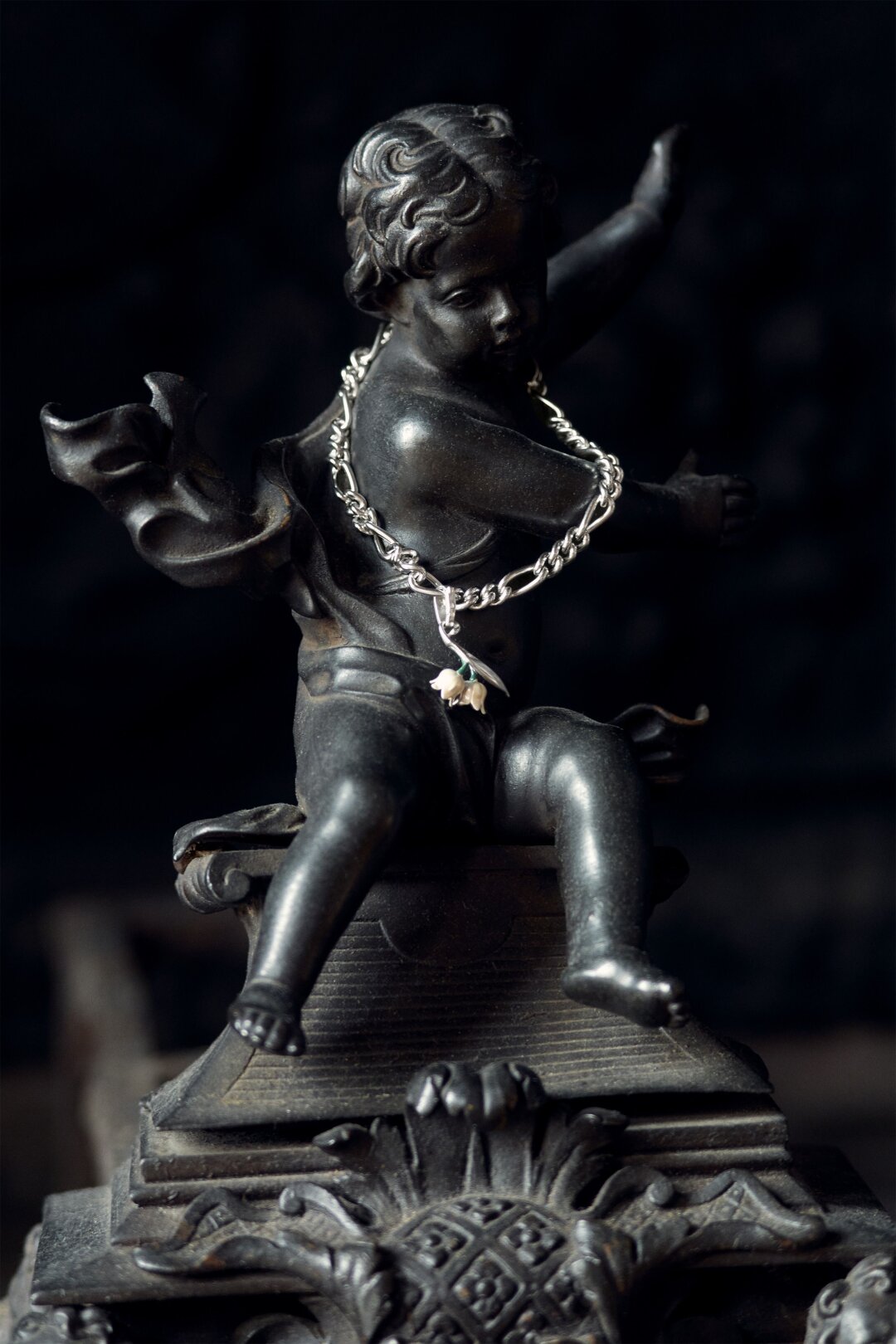 Упитанные рококо-купидоны первыми примерили цветочные подвески-ландыши Dior (Les Fleurs du mal, не иначе!)