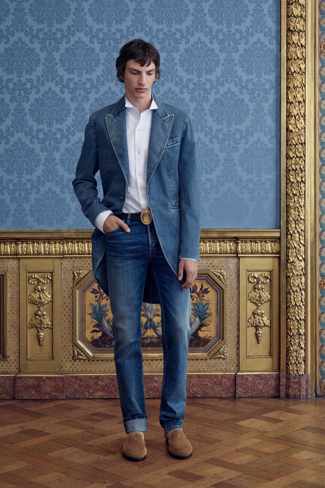 Подворачиваем одну штанину скинни-брюк (снова ин!) и надеваем вместе с джинсовыми фраками