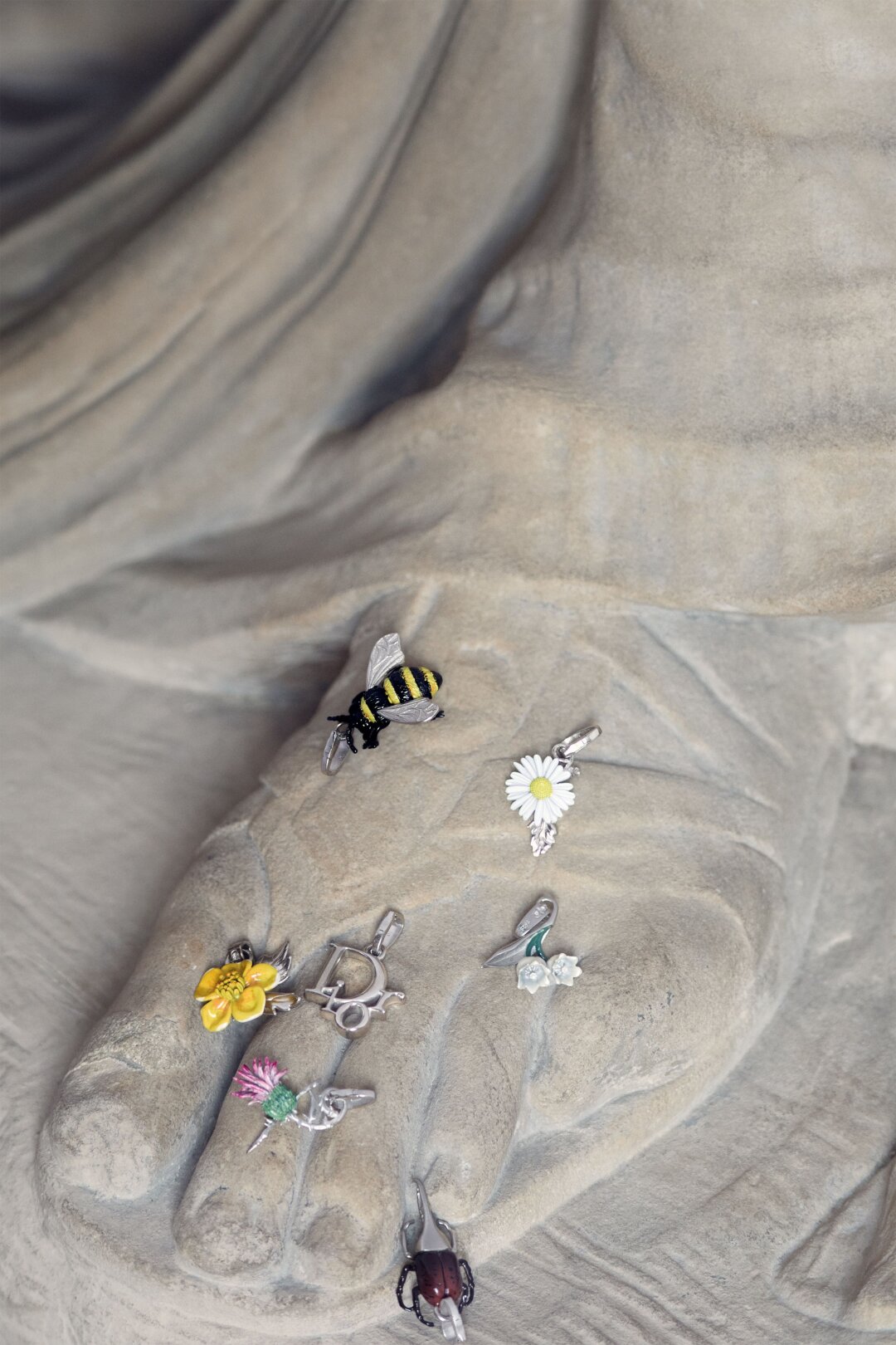 Вот он, погребенный великан - в пчелках, цветочках, жуках и лого Dior!