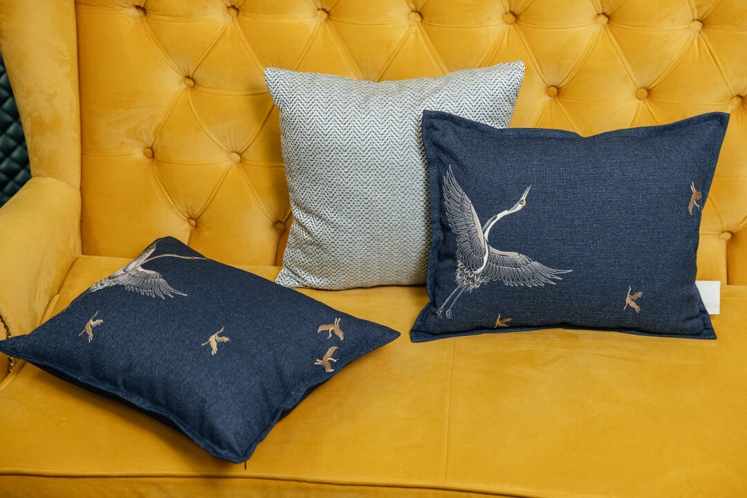 Текстиль, «Текстиль Времени»: подушка «Журавли», 1500 рублей; подушка «рисунок Ёлочка», 1300 рублей