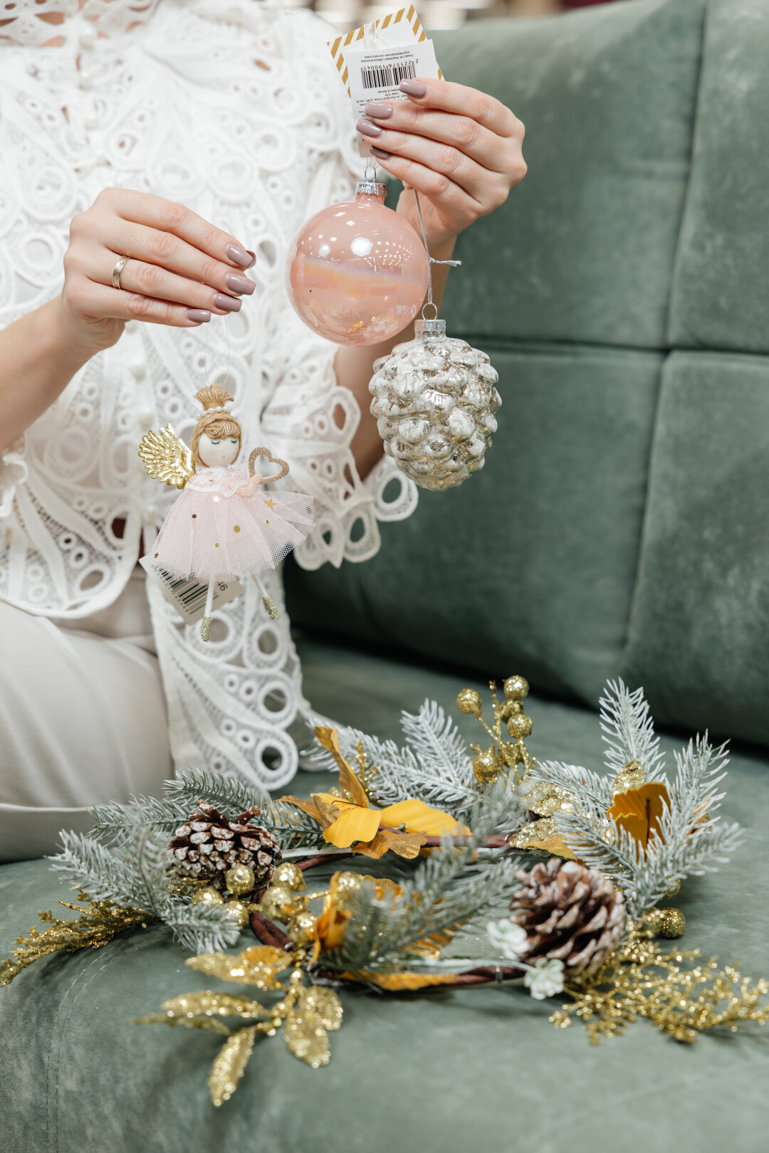 Декор, «Домовой»: новогодний венок, 799 рублей, и шишка, 149 рублей